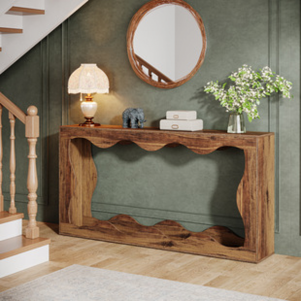 The entrance of the living room is not decorated with solid wood, and there are several desks and consoles with American retro wooden style. The entrance table is in the hallway, and there is a trend of strip tables